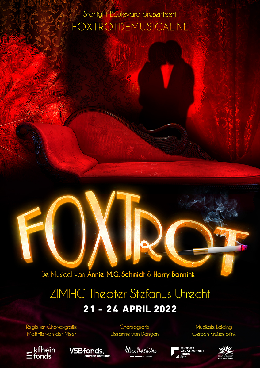 Foxtrot de musical Poster. Een rood fluwelen bank met daarachter het silhouet van 2 zoenende mannen.