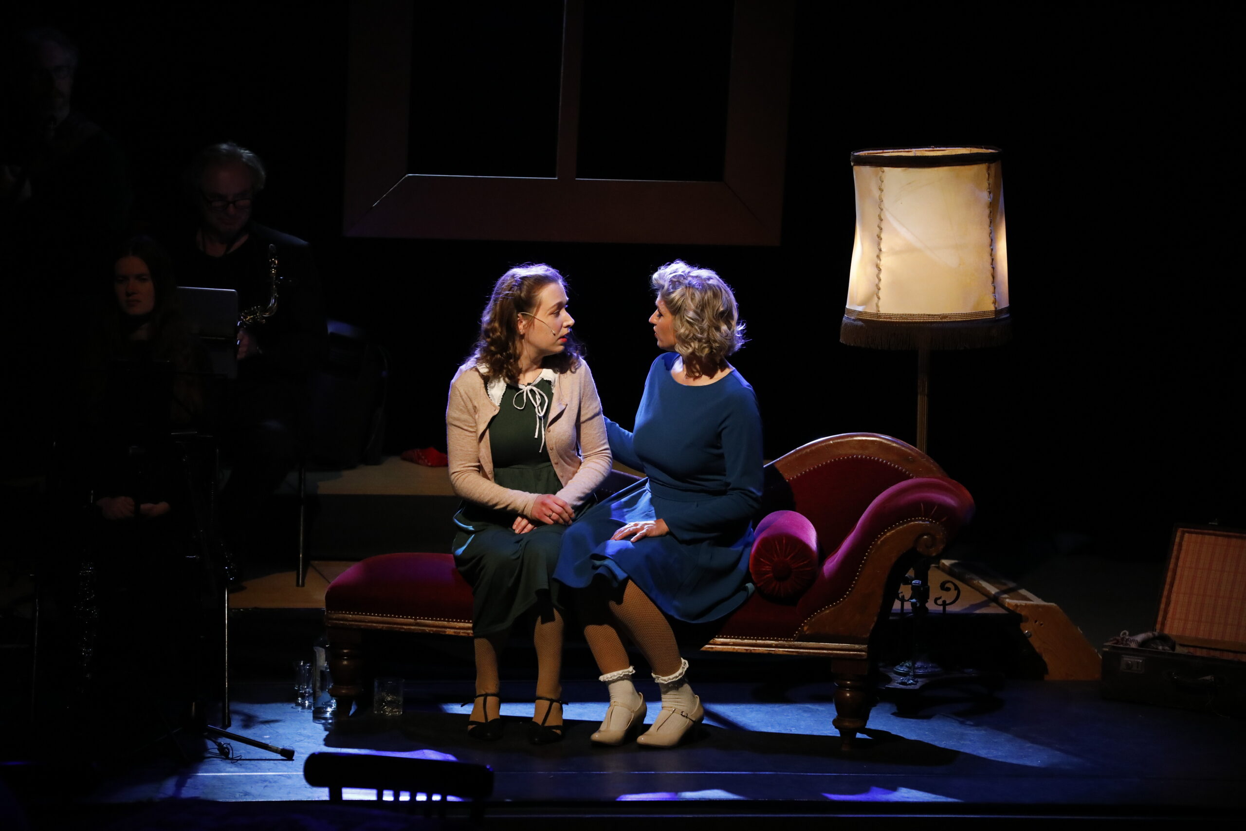 Scenefoto Foxtrot de Musical. Josien en Betty hebben een ontroerend gesprek op een bank.